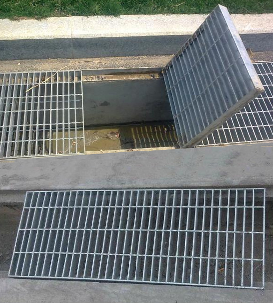 https://www.steelgrating.org/steel-grating-images/new/galvanized-gutter-grating.jpg